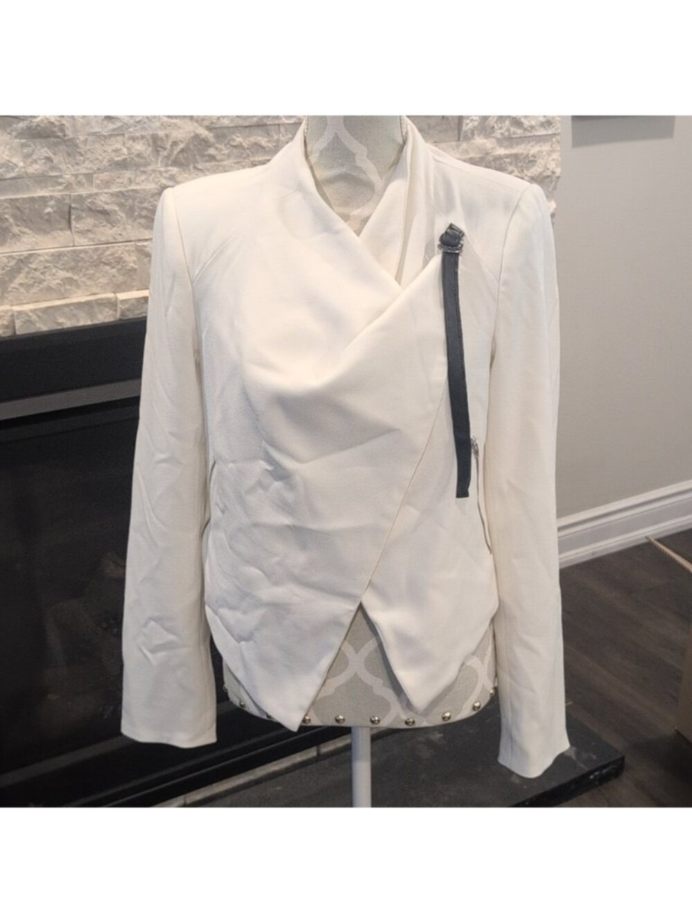 Pink Violet Brand cropped White blazer